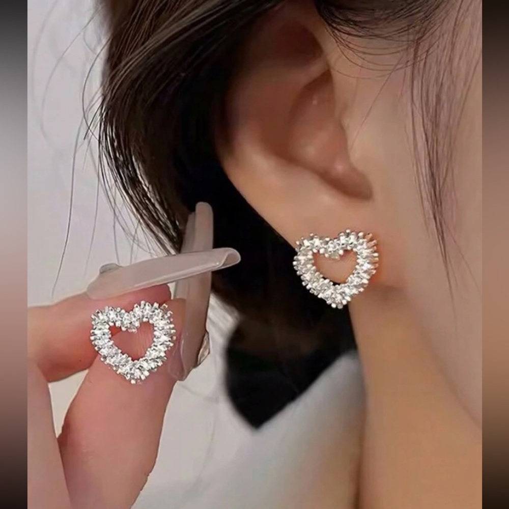 Fashionable Hollow Heart Stud Earrings